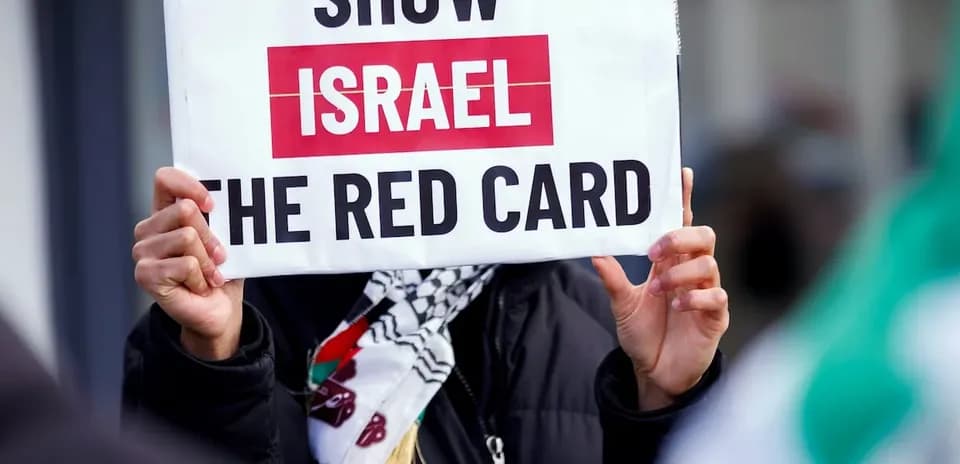 Manifestant tenant une pancarte contre Israël
