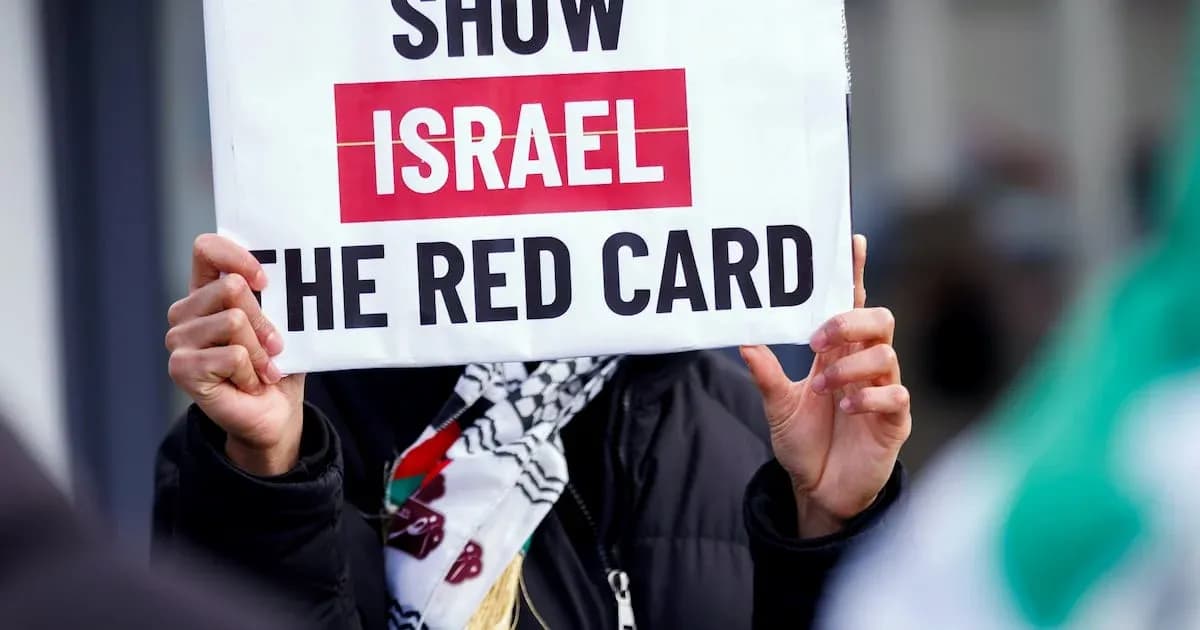 Manifestant tenant une pancarte contre Israël