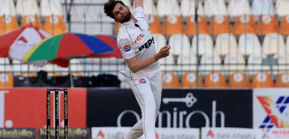 Joueur lançant la balle lors d'un match de cricket