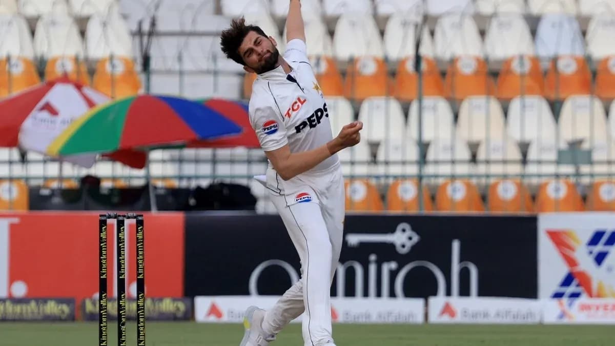 Joueur lançant la balle lors d'un match de cricket