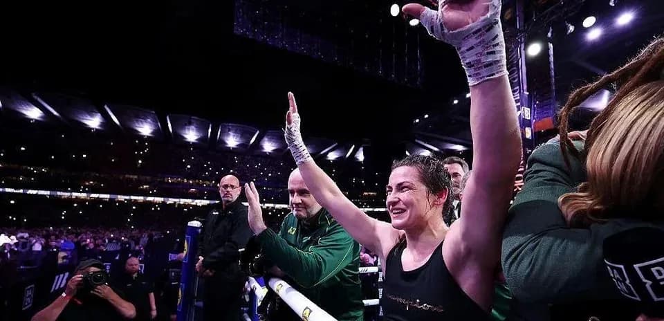 Boxeuse levant les bras après la victoire