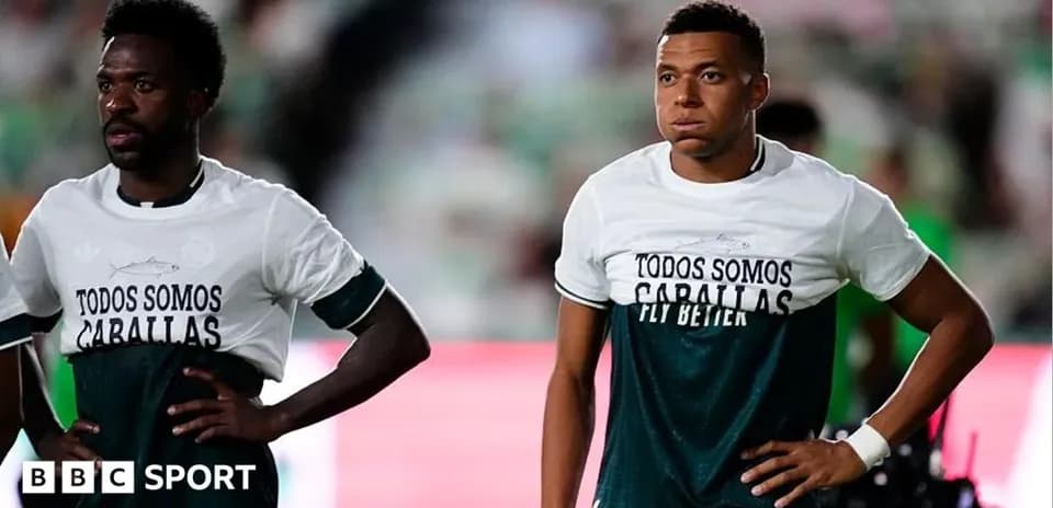 Deux joueurs portant des t-shirts d'échauffement sur le terrain