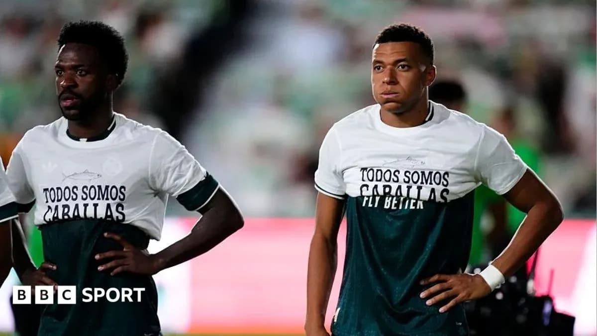 Deux joueurs portant des t-shirts d'échauffement sur le terrain
