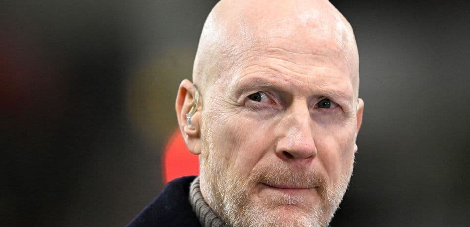 Homme avec une barbe et des écouteurs sur scène