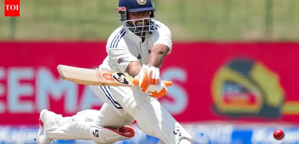 Joueur de cricket en action avec batte sur le terrain