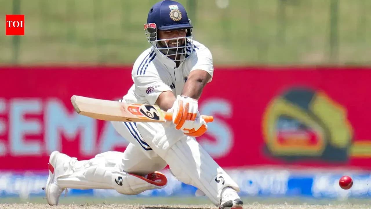 Joueur de cricket en action avec batte sur le terrain