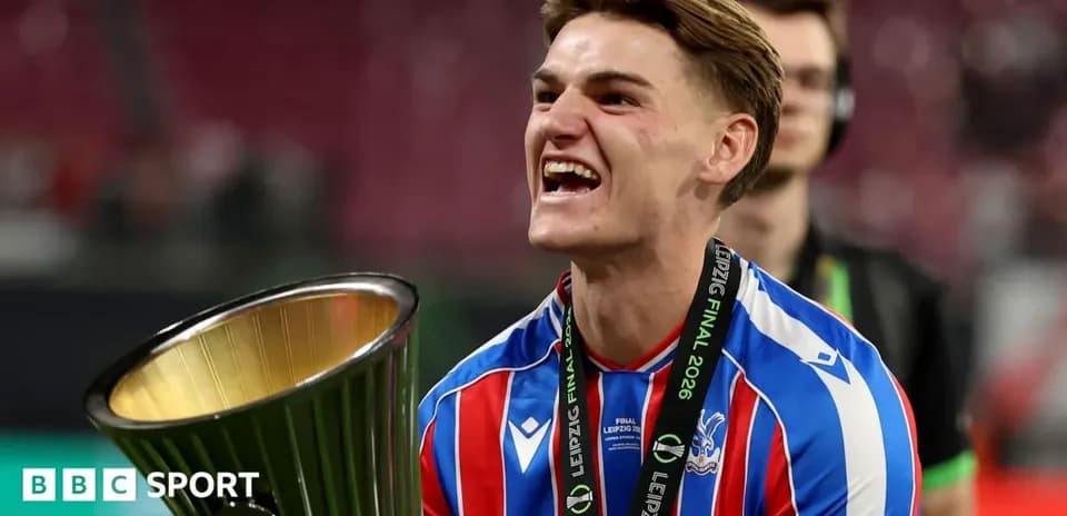 Joueur célébrant avec le trophée après la victoire