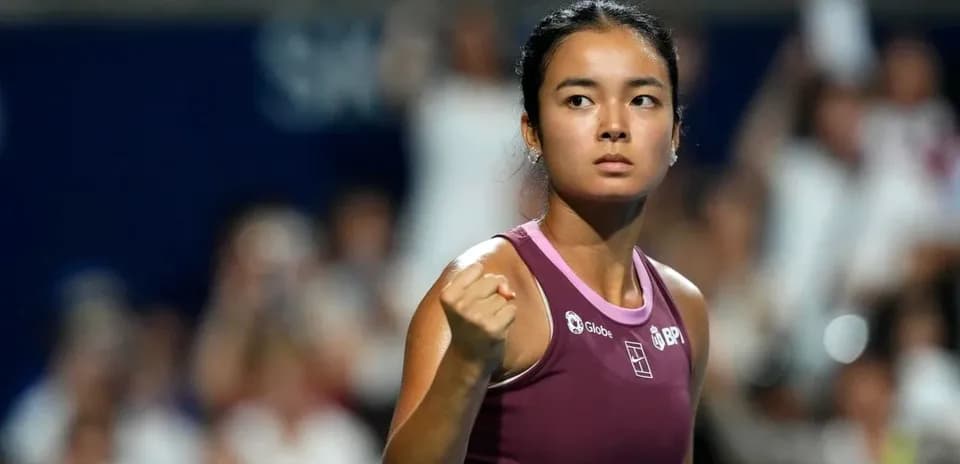 Joueuse de tennis levant le poing sur le court