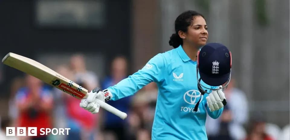 Joueuse de cricket levant sa batte après un point