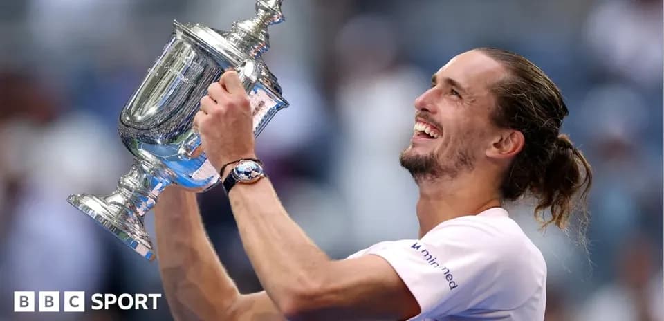 Joueur levant le trophée après la victoire au tournoi