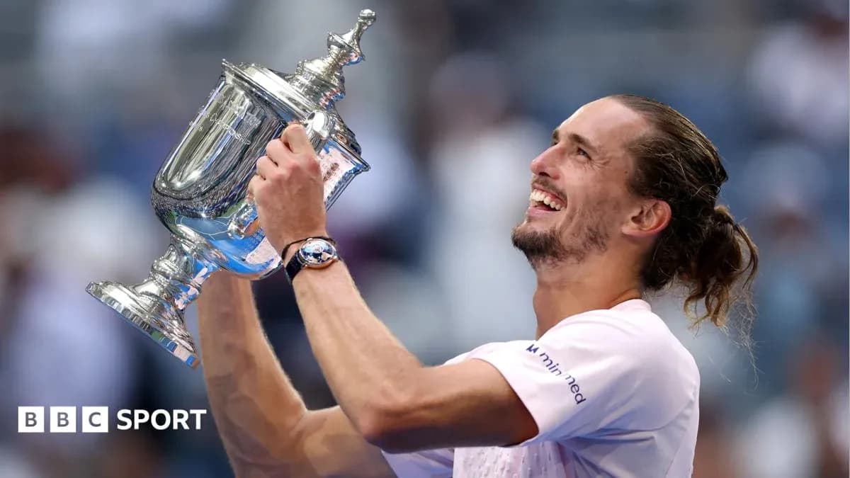 Joueur levant le trophée après la victoire au tournoi