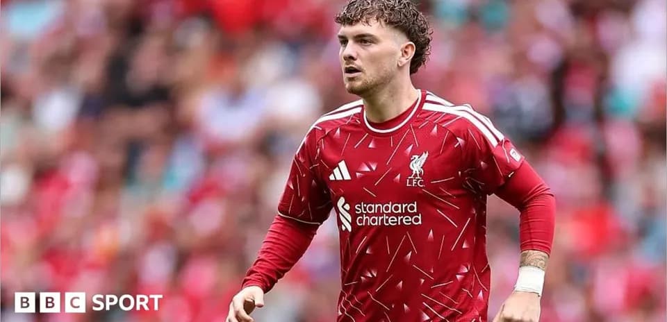 Joueur de Liverpool courant sur le terrain