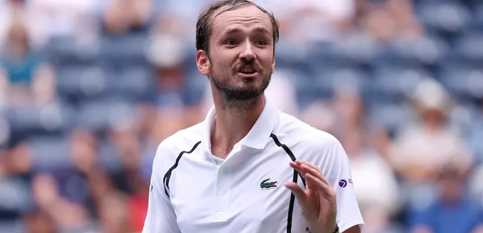 Joueur de tennis s'exprimant lors d'un match