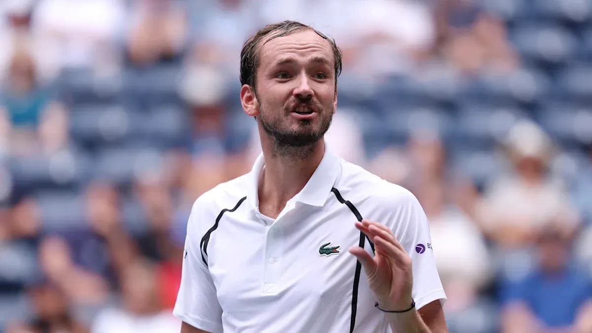 Joueur de tennis s'exprimant lors d'un match