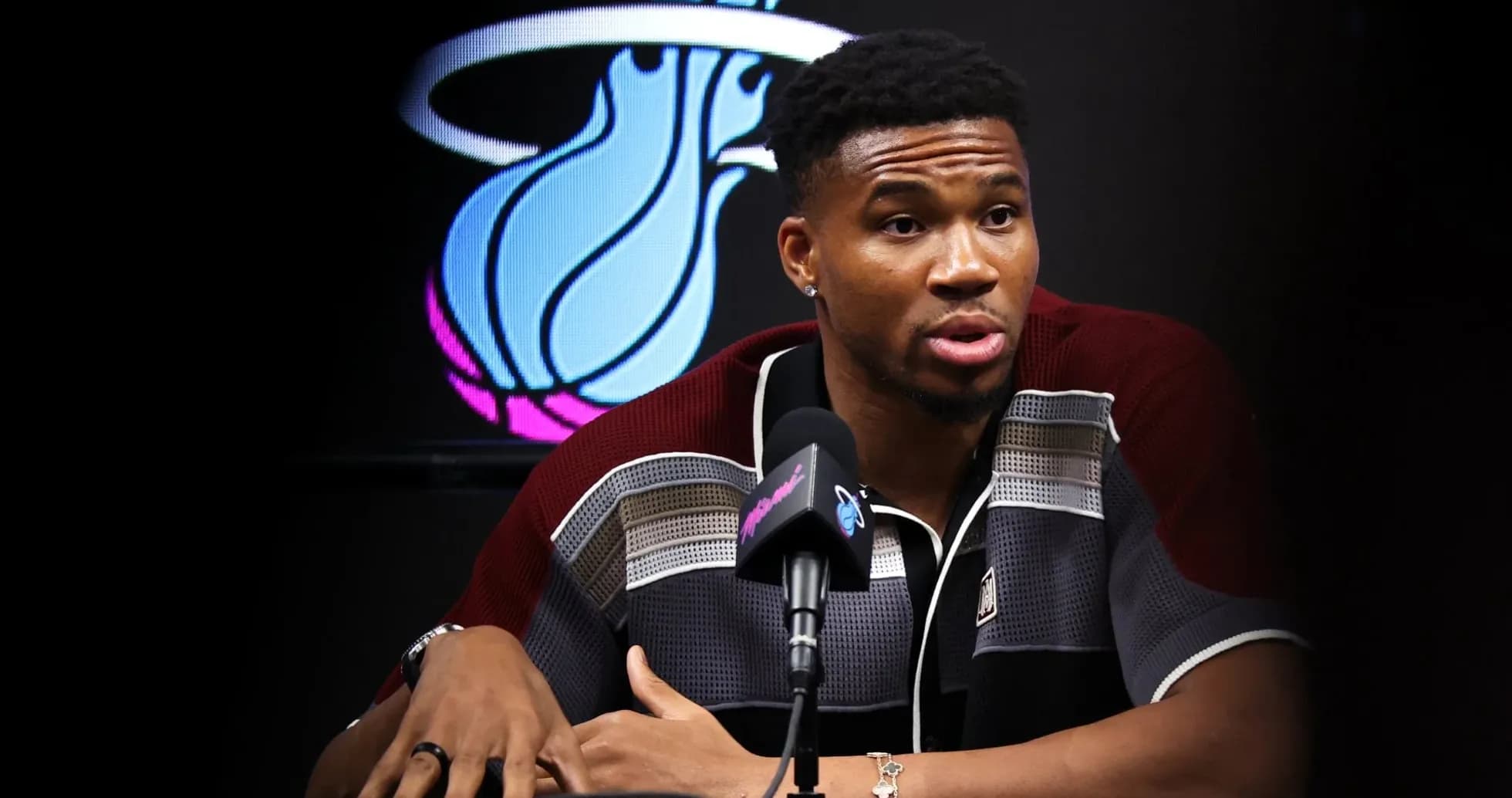 Joueur lors d'une conférence de presse avec logo Heat