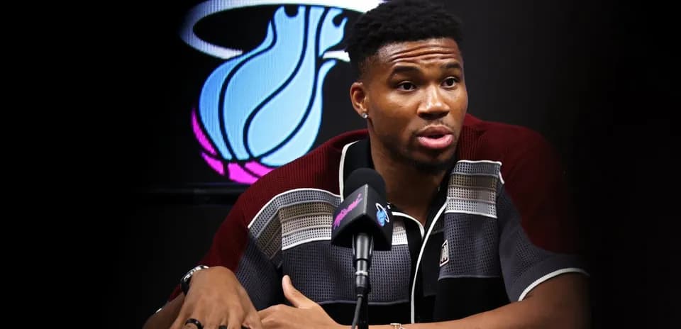 Joueur lors d'une conférence de presse avec logo Heat