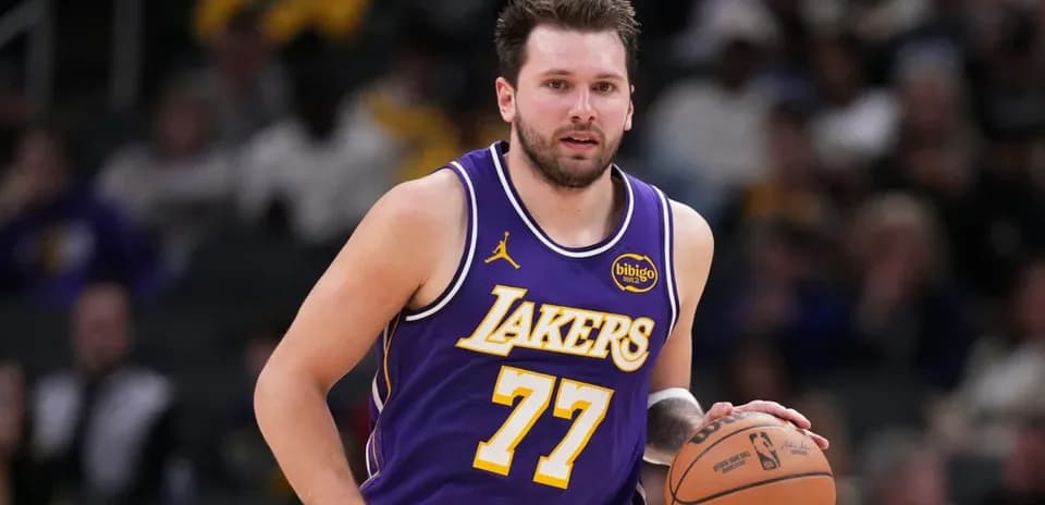 Joueur des Lakers dribblant le ballon sur le terrain
