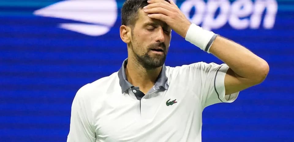 Joueur de tennis touchant son front pendant un match