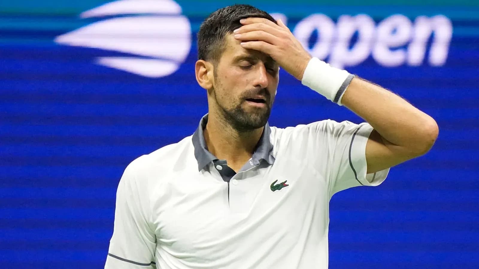 Joueur de tennis touchant son front pendant un match