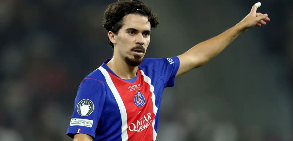 Joueur du PSG levant le bras pendant le match