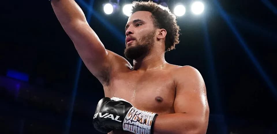 Boxeur levant le bras après une victoire