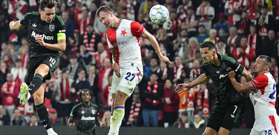Joueur sautant pour un ballon lors d'un match