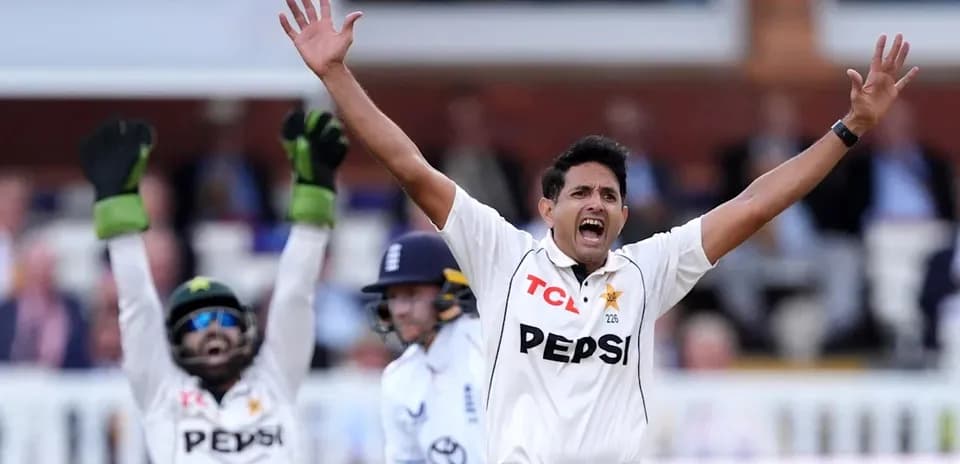 Joueur de cricket levant les bras en célébration