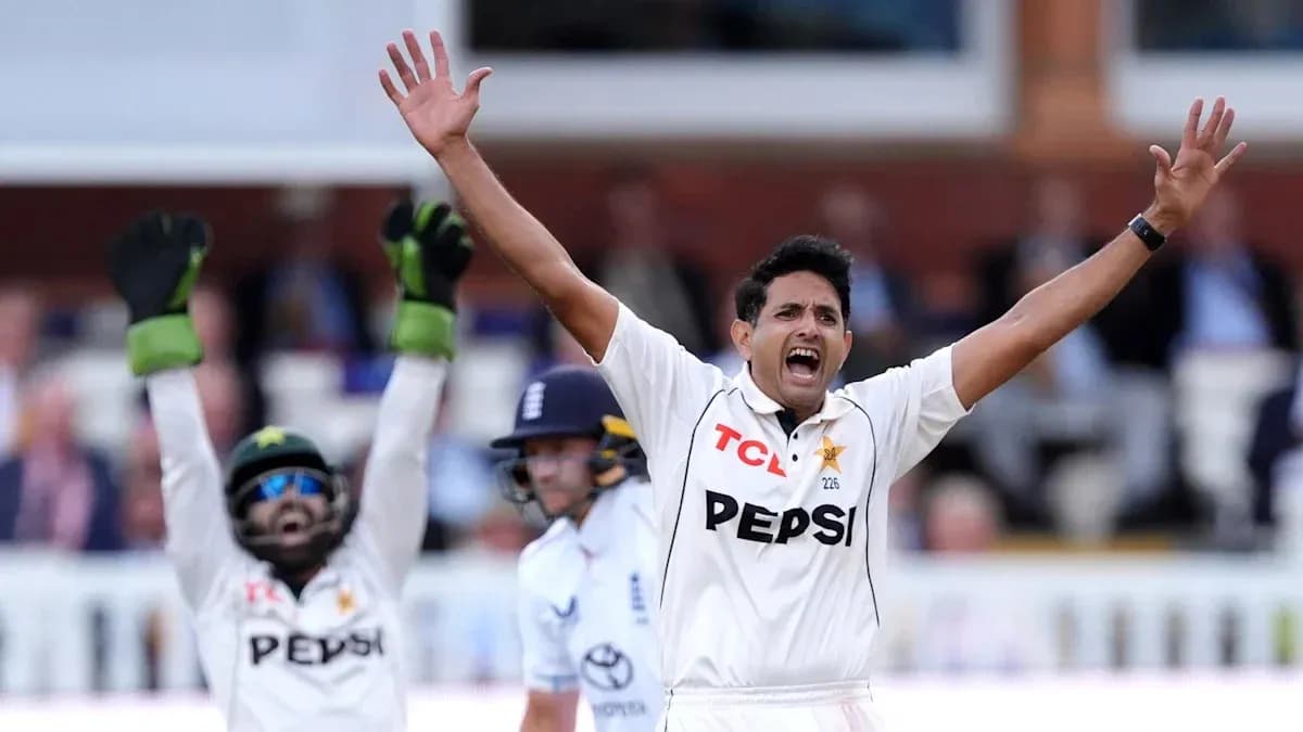 Joueur de cricket levant les bras en célébration
