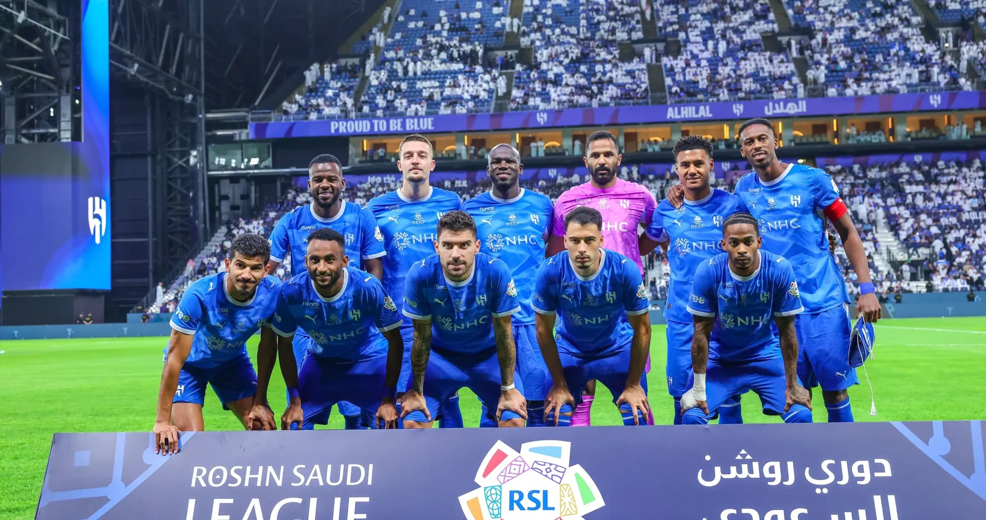 Équipe d'Al Hilal posant avec maillots bleus au stade