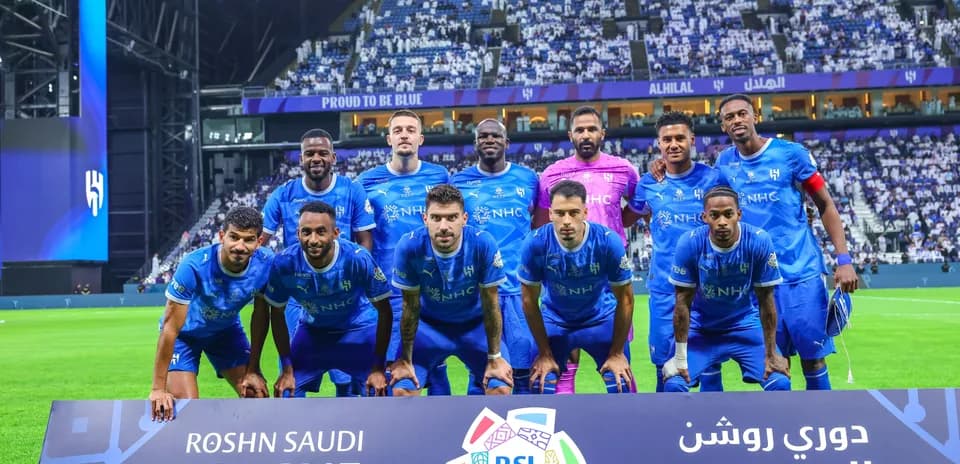 Équipe d'Al Hilal posant avec maillots bleus au stade