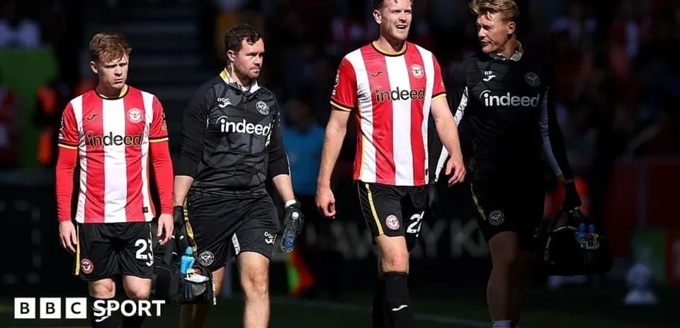 Quatre joueurs de Brentford marchant sur le terrain