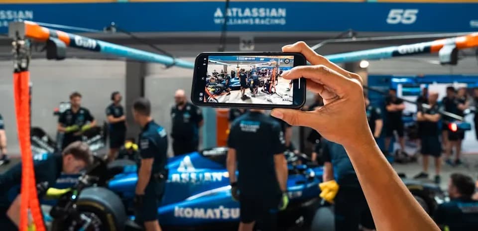 Une personne prenant une photo dans le garage de Williams