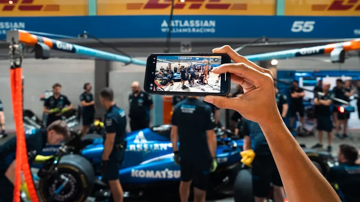 Une personne prenant une photo dans le garage de Williams