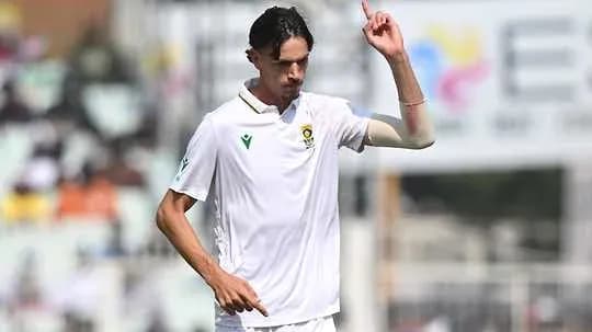 Joueur de cricket levant le doigt après un wicket