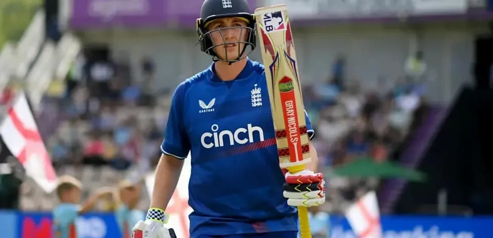 Joueur de cricket avec batte sur le terrain
