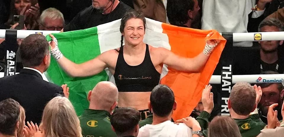Boxeuse tenant le drapeau irlandais après la victoire