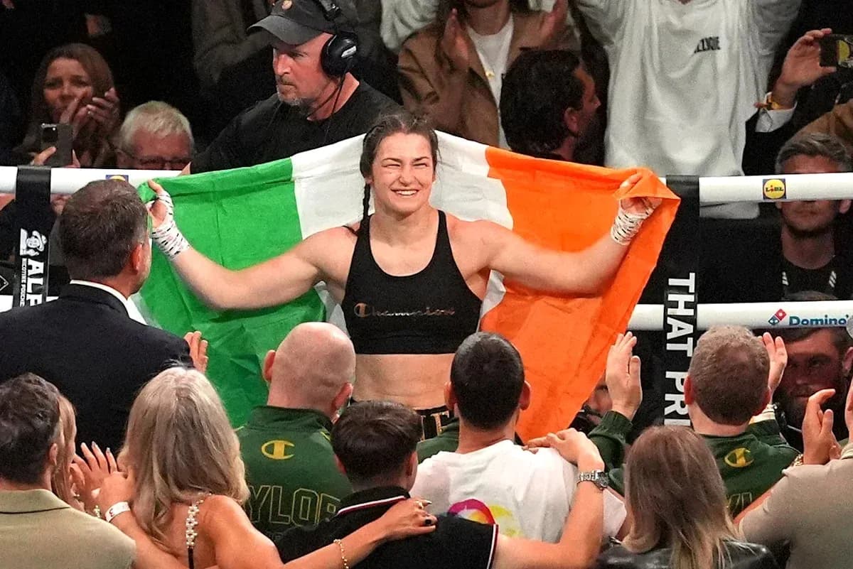 Boxeuse tenant le drapeau irlandais après la victoire