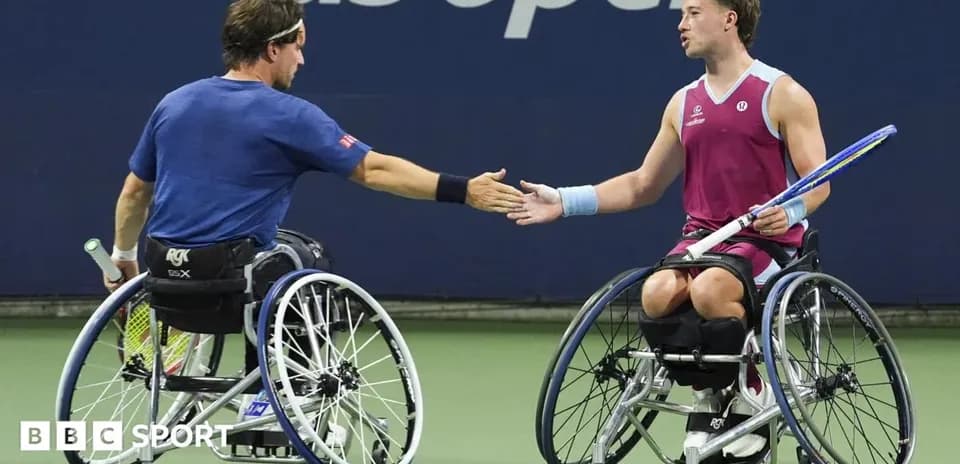 Deux joueurs en fauteuil roulant se serrant la main