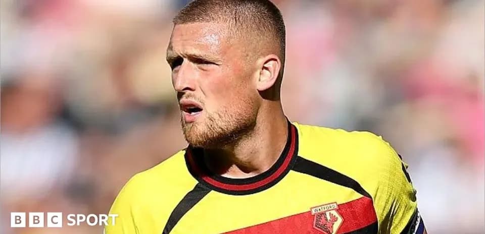 Joueur de Watford en tenue de match sur le terrain