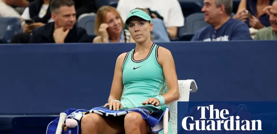 Joueuse de tennis assise sur un banc durant un match