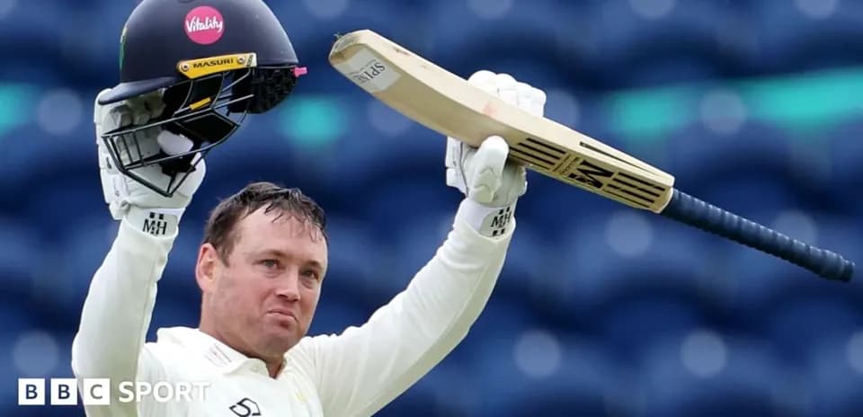 Joueur de cricket levant sa batte et son casque