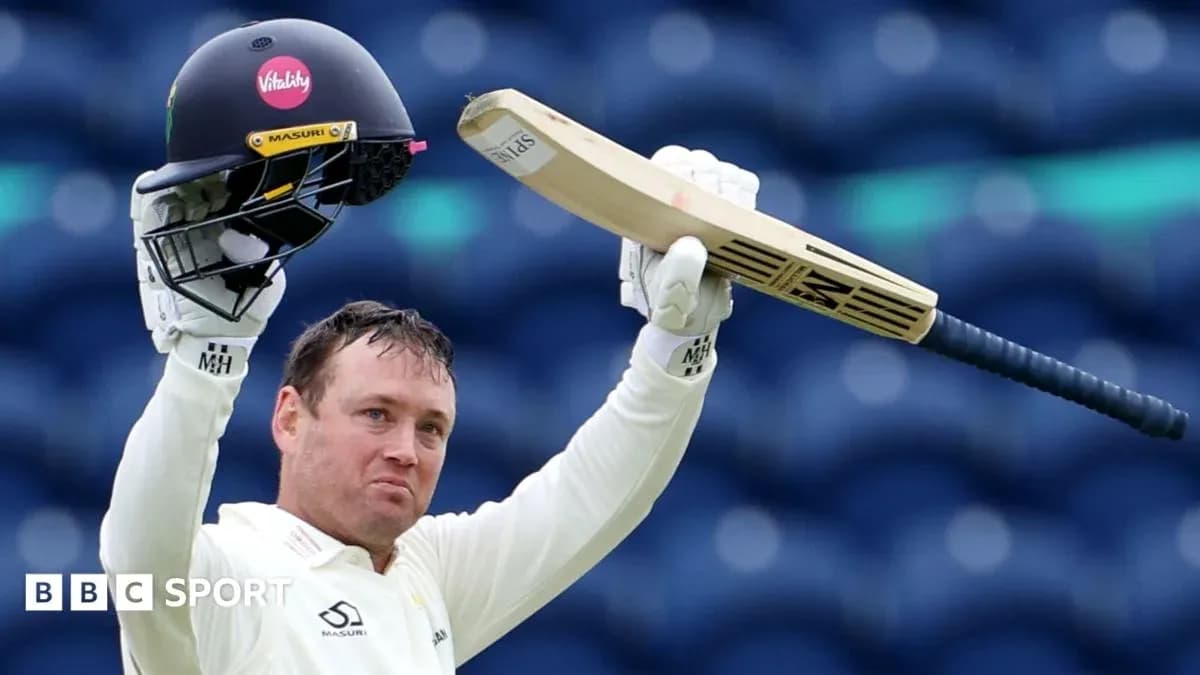 Joueur de cricket levant sa batte et son casque
