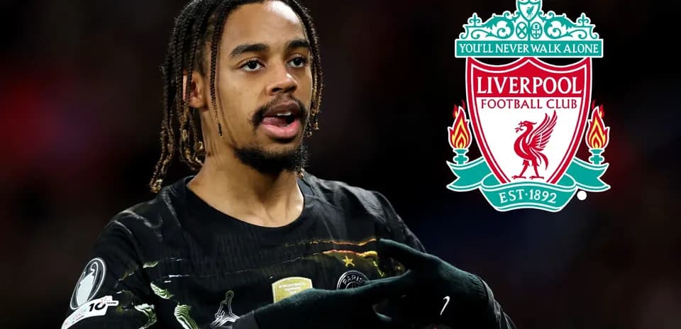 Joueur gesticulant avec le logo de Liverpool en arrière-plan