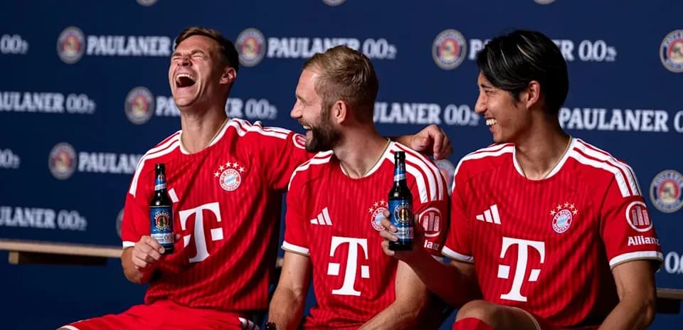 Joueurs de Bayern Munich posant avec des boissons