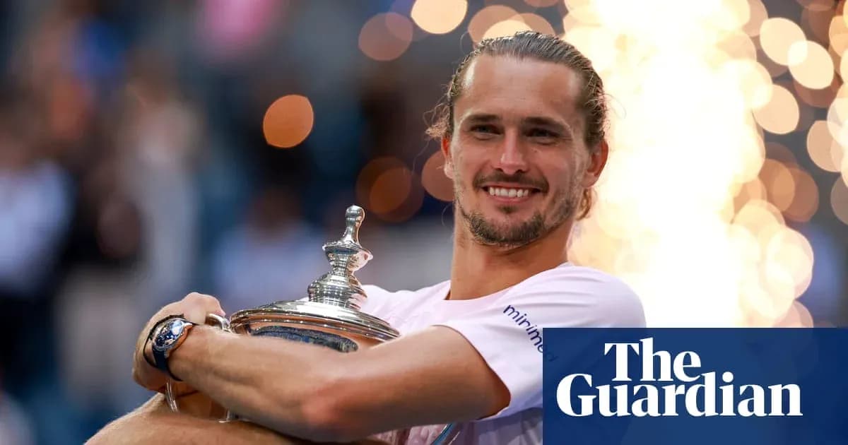 Joueur tenant le trophée lors de la cérémonie