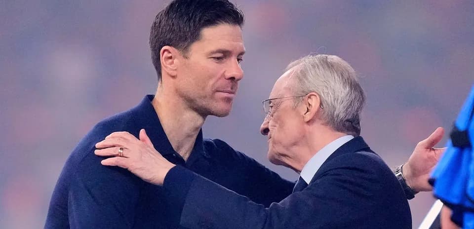Deux hommes se saluant sur le terrain de football