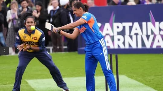 Joueuse indienne frappant une balle de cricket