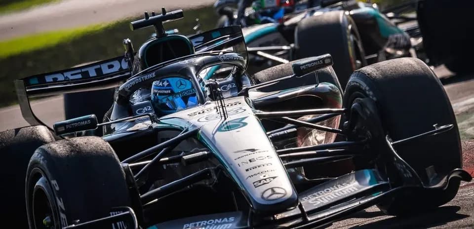 Voiture de Formule 1 en course sur circuit