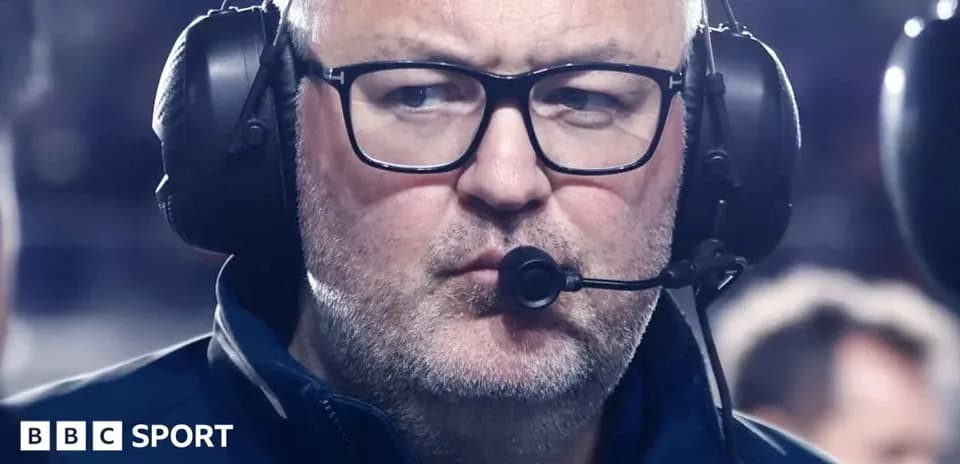 Entraîneur portant un casque audio sur le terrain