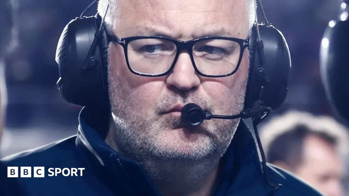 Entraîneur portant un casque audio sur le terrain